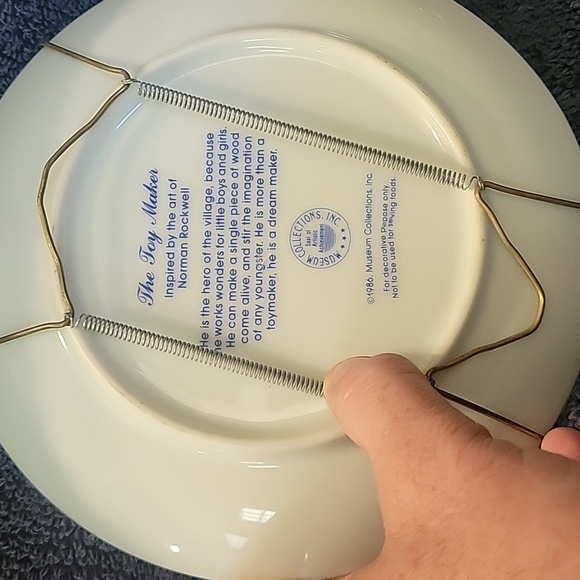 Norman Rockwell plate Inspired The Joy Maker by Museum Collections 1986, 6 1/2" - Picture 3 of 5
